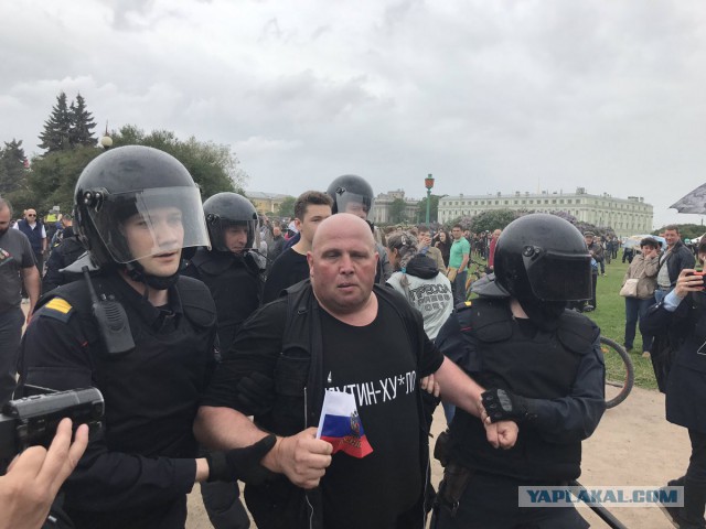 Навального задержали в подъезде его дома в Москве