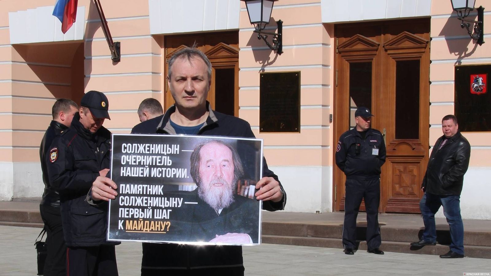 Памятник солженицыну в москве