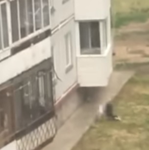 В Белокурихе мужчина выпал из окна многоэтажки