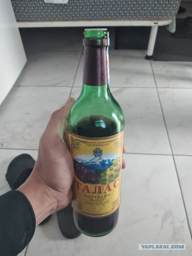 Пью сельское винишко