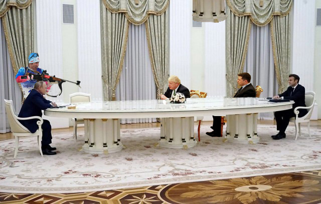 Предлагаю пофотошопить встречу Путина и Макрона