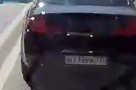 Очередная гнида не пропускает скорую
