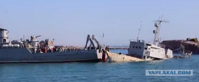 Попытка тральщика "Черкассы" освободить себе выход