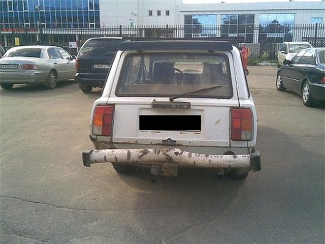 Обычная парковка женщины