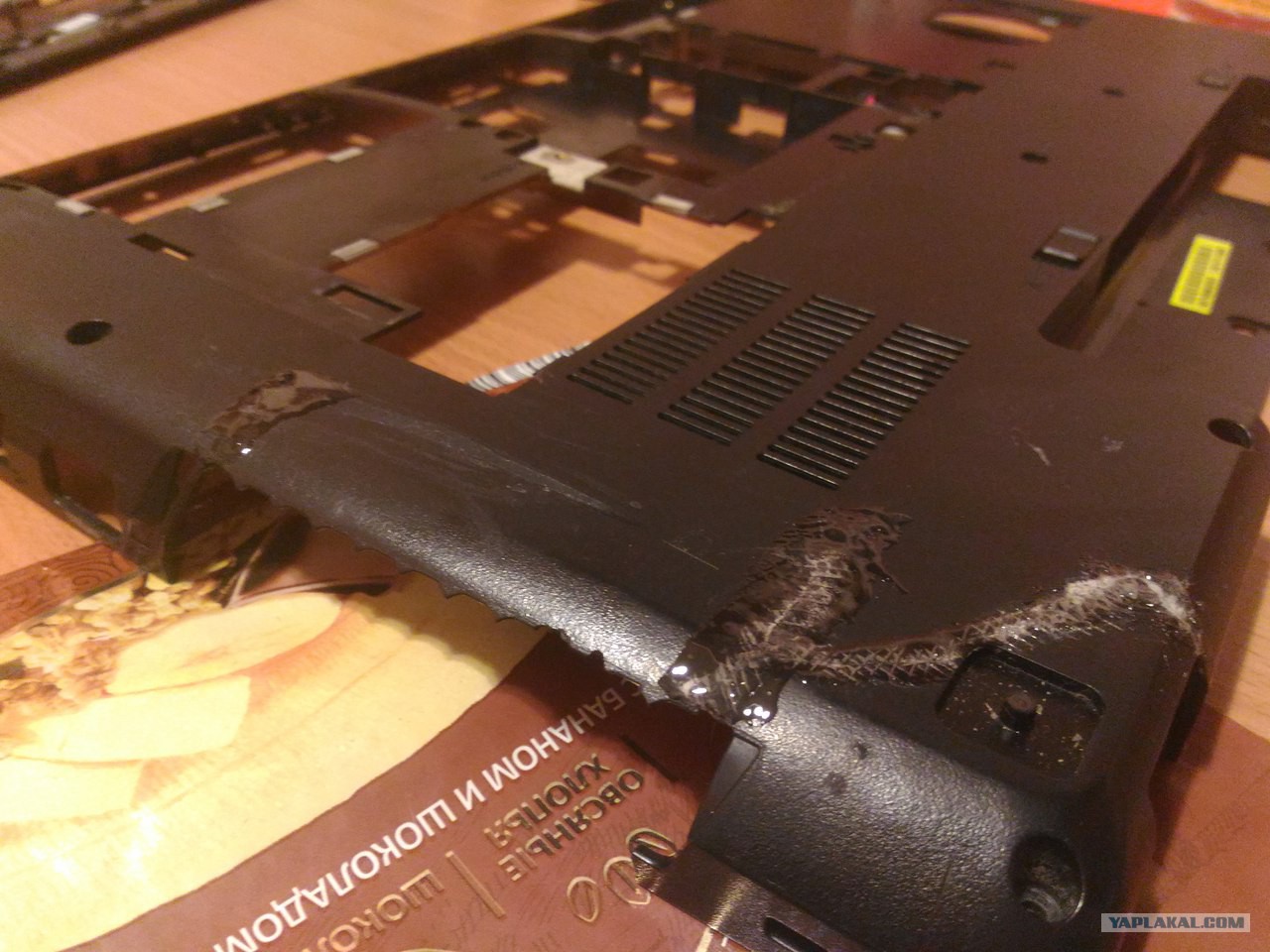 Трещина на корпусе ноутбука. Треснул корпус аккумулятора. Корпус от ноутбука. Трещина корпуса ремонт. Трещины в перегородках.