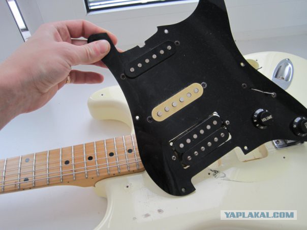 Как делают знаменитые гитары Fender Stratocaster.