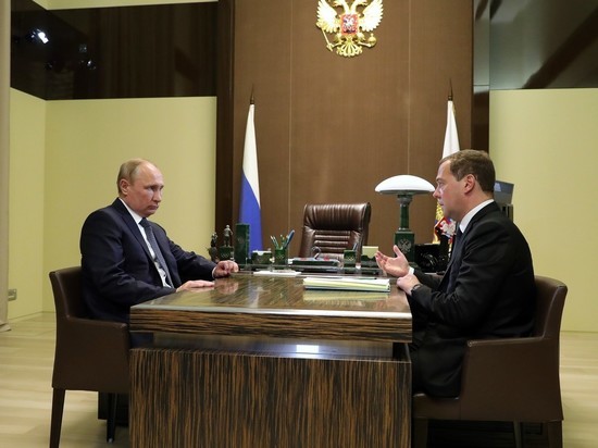 Медведев дважды перепутал названия, оглашая структуру нового правительства