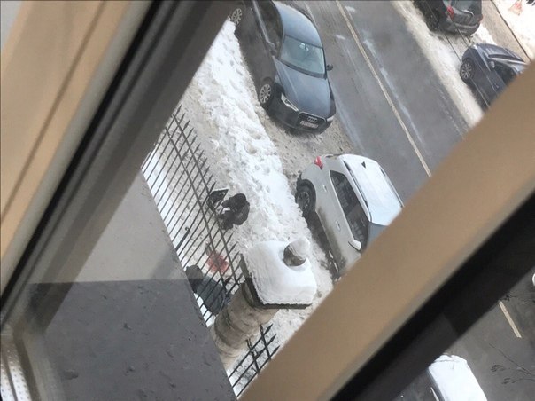 На студента упала глыба льда