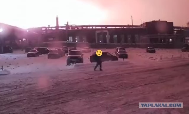 В Уфе на заводе "Уфаоргсинтез" произошел взрыв, загорелись две емкости с синтетическим спиртом