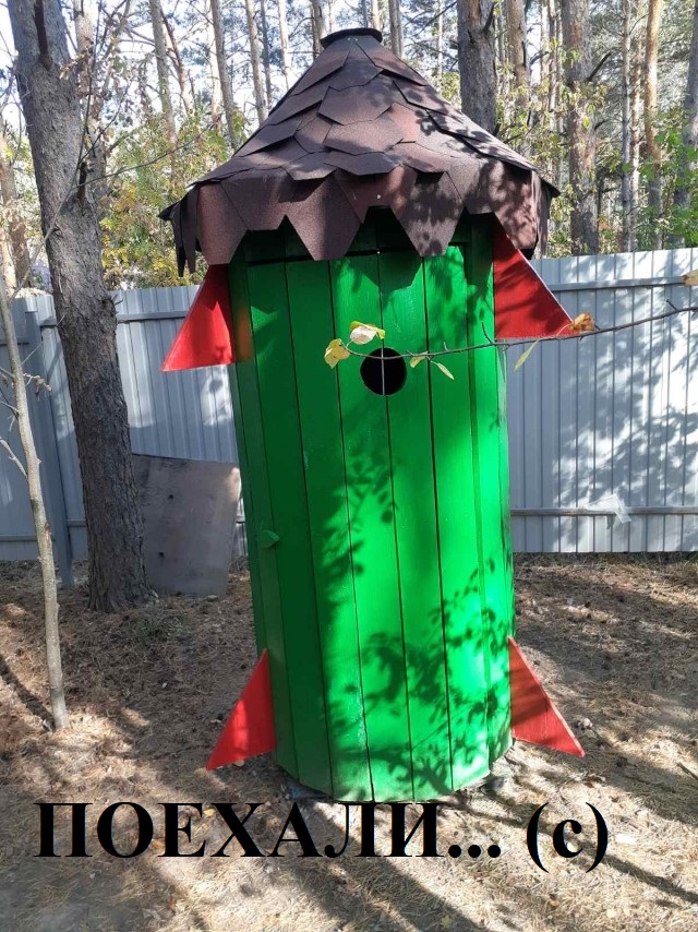 Зеленый дачный туалет