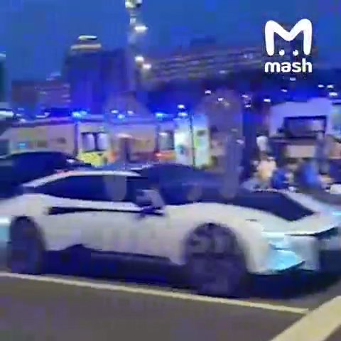 Машина въехала в толпу пешеходов и скрылась с места ДТП на Бережковской набережной в Москве