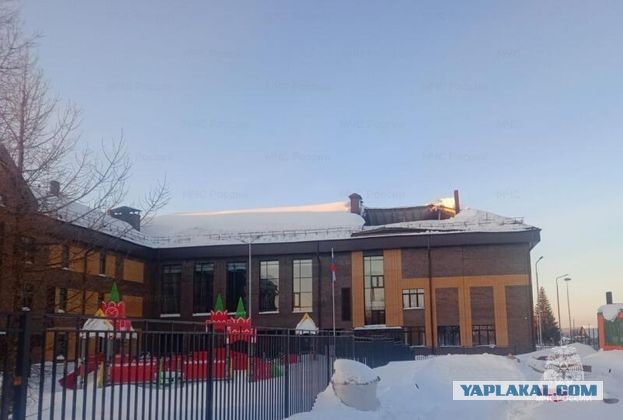 Крыша школы обрушилась под тяжестью снега в Новосибирской области