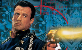 Мигранту пришлось убегать из подмосковного ТЦ после того, как его уличили в воровстве тапочек.