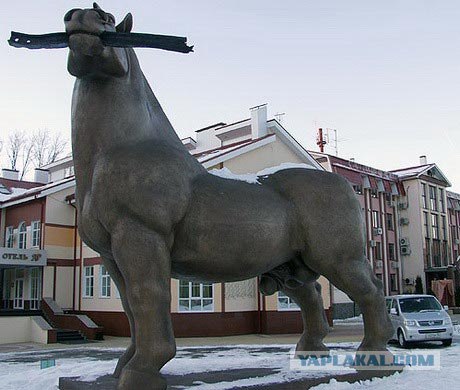 Какие части на бронзовых статуях трут на счастье?