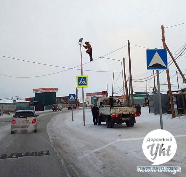 Суровый монтаж камеры видеонаблюдения.