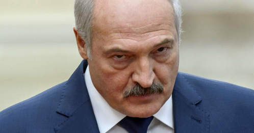 Минчанина осудили на год колонии за выкрикивание «Лукашенко — петух!» с балкона