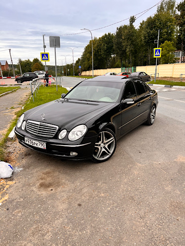 Это 21-летний Mercedes е211