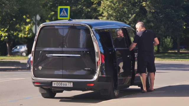 Владельцем первого гражданского минивэна Aurus Arsenal стал хоккеист Овечкин