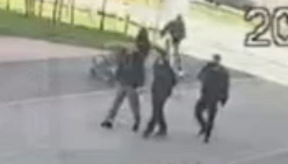 В Екатеринбурге самокатчик снёс коляску с ребёнком