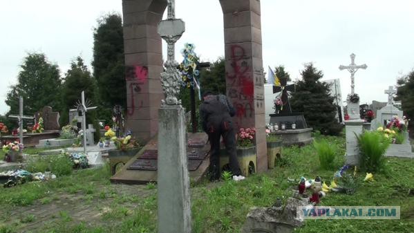 В Польше разрушили памятник бандеровцам УПА