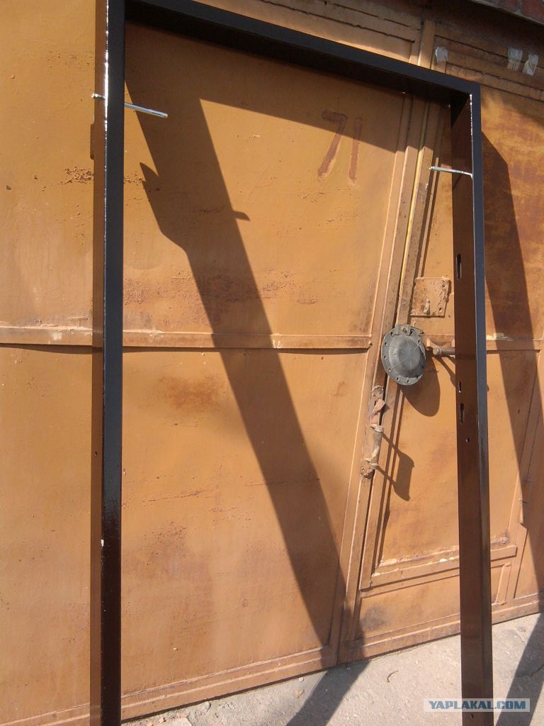 Самодельный дверной. Самодельная железная дверь. Самодельная металлическая дверь. Дверь металлическая входная самодельная. Самодельная входная дверь из металла.