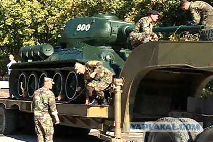 В Кишиневе танк Т-34 увезли с постамента