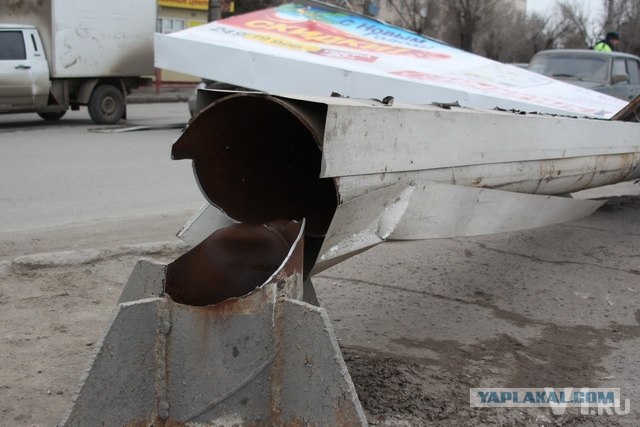 В Волгограде рекламный щит упал на проезжую часть