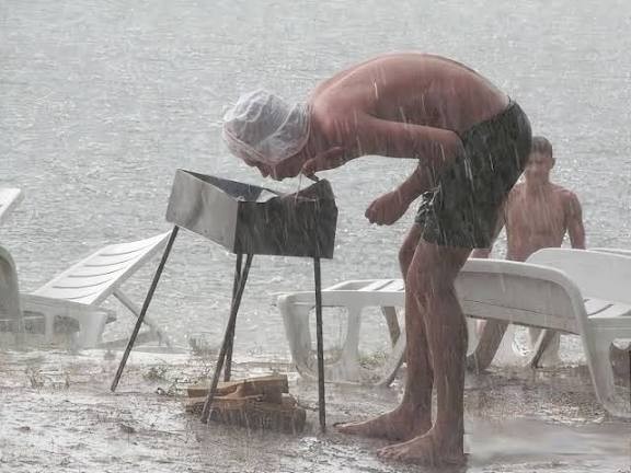 Российские туристы продолжают загорать на пляжах Дубая, несмотря на ограничения из-за работы ПВО.