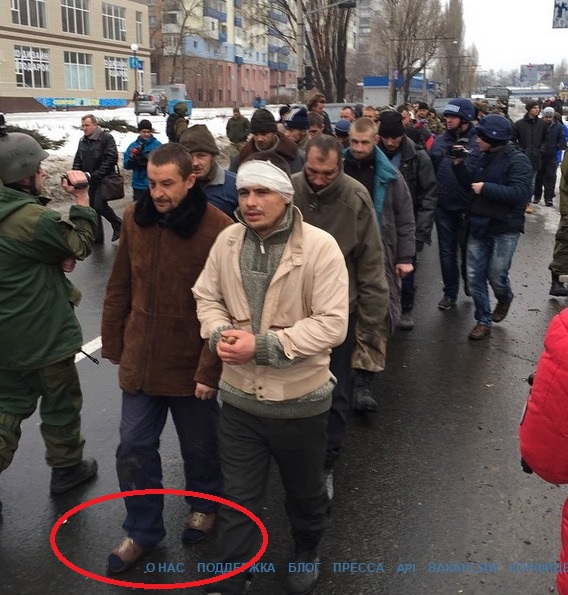 Пленных украинских военных ведут по улицам Донецка
