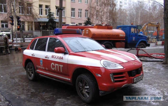 Водитель "порше" перекрыл проезд скорой с лежачим больным во дворе Петербурга