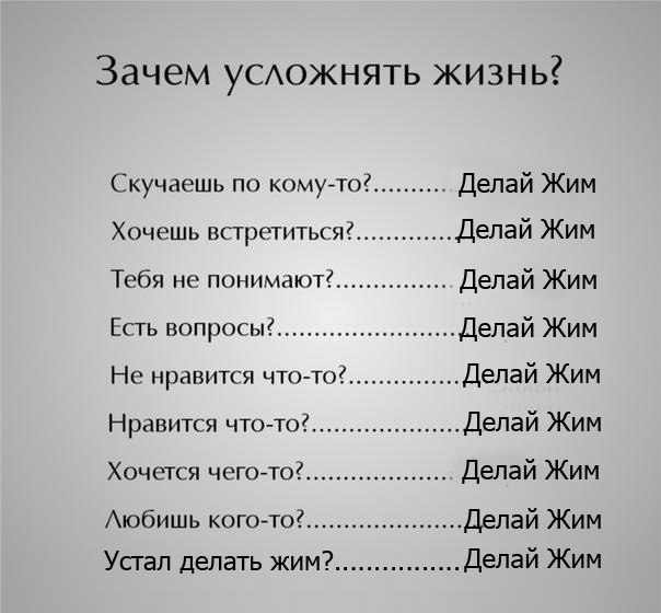 Парень поднимает девушку одной рукой