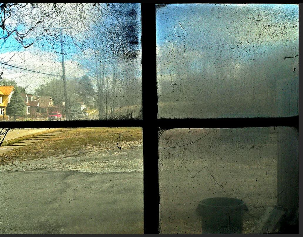 грязное окно. из открытых окон тесных и грязных. отражение в окне. старое окно. сетки на пластиковые окна.