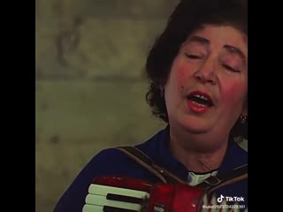 Дайте даме спеть, сволочи