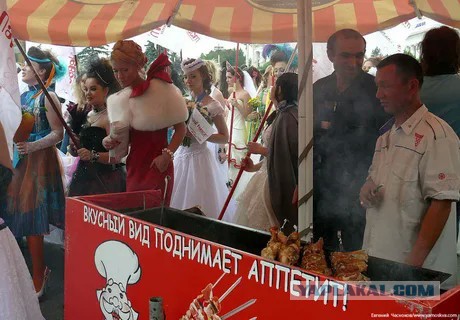В Петергофе пообещали разобраться в работе общепита, продававшего туристам мороженное по несколько тысяч рублей за рожок