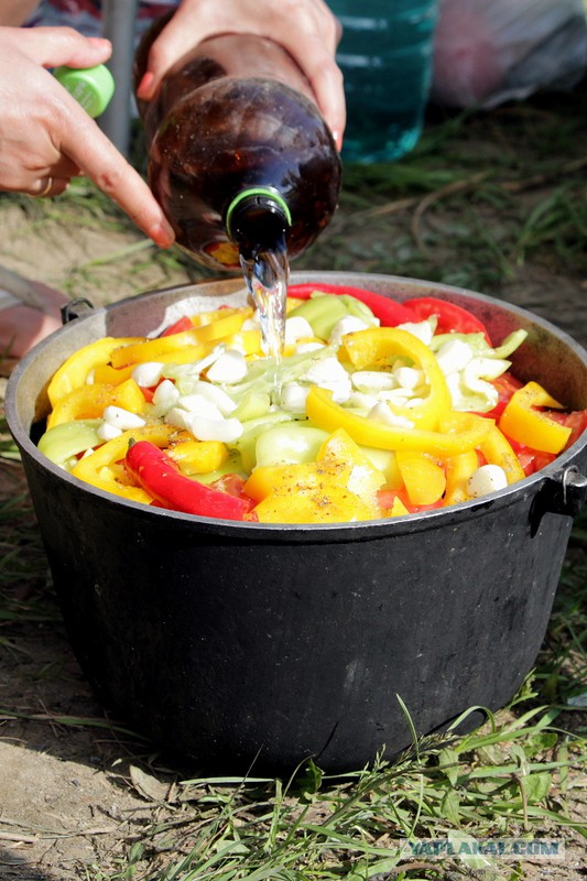 Мясо, овощи и котелок