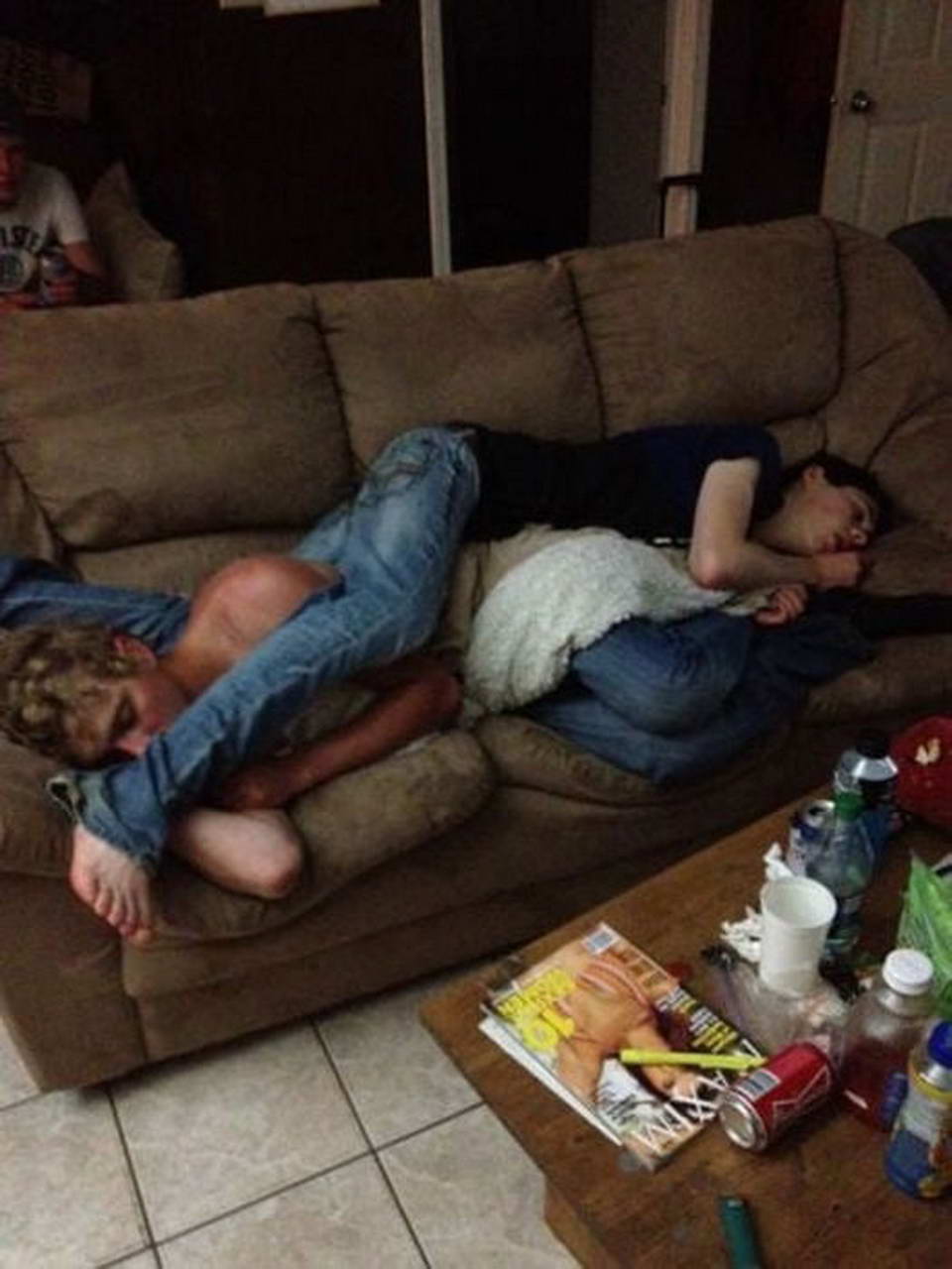 Две пьяные спящие. Пьяные девушки в квартире. Пьяные спят в квартире.