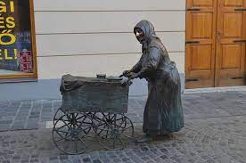 Жара, а многие женщины на улице в джинсах (лосинах), почему?
