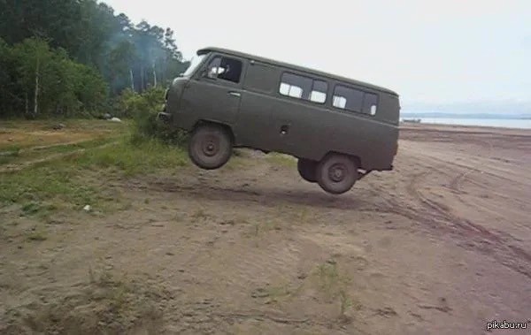 Кибертрак удивительный автомобиль. Можно сказать,  заготовка — любой тюнинг прикольнее заводского вида