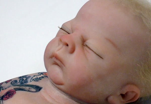 Странная игрушка - татуированый младенец