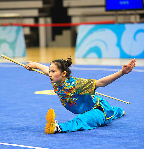 Азиатские девушки практикуют Ушу