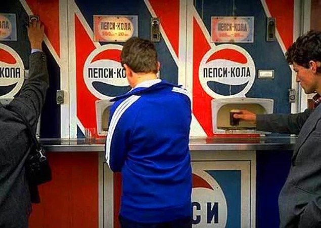 Когда Coca Cola объявила, что в 2001 году было продано в 4 раза больше, чем Pepsi, Pepsi отреагировала на это рекламой