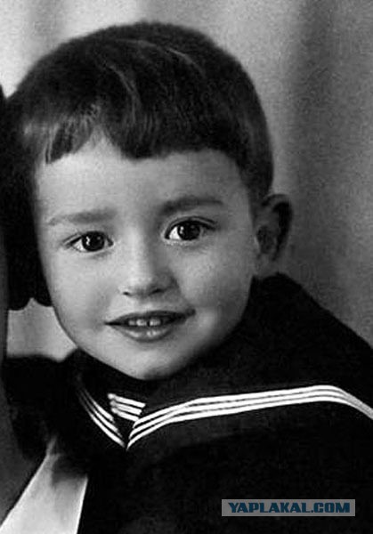 Знаменитости в детстве. Фото из домашних архивов