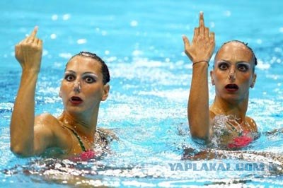 Синхронное плавание выглядит волшебно, если не всматриваться в лица спортсменок