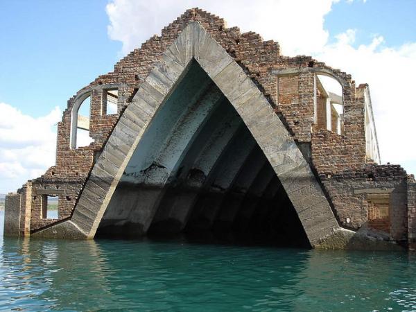 5 затопленных церквей, шпили которых до сих пор возвышаются над водой