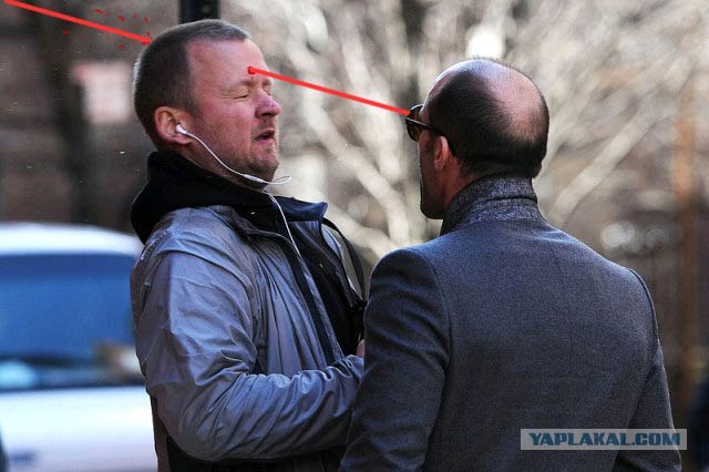 Джейсон Стэтхэм на прогулке.