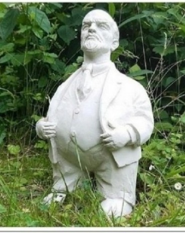 Памятник Сталину. Алёнка залипает