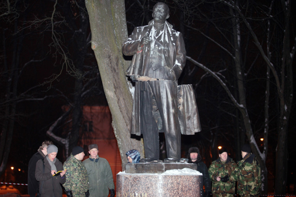 В Петербурге снова взорвали памятник Ленину