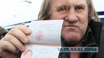 Порошенко показал в Мюнхене паспорта "военных" РФ