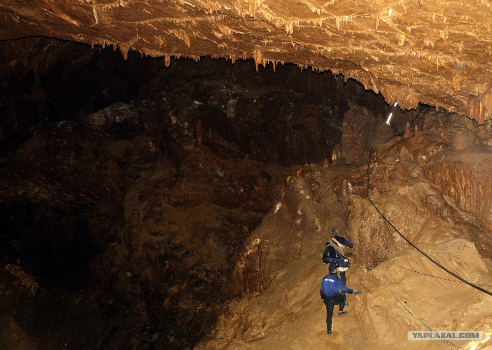 Какую вещь бекки нашли спасатели в пещере. Источник в пещере. Силоамский источник в пещере. Потеряться в пещерах. Спасатели в пещере.