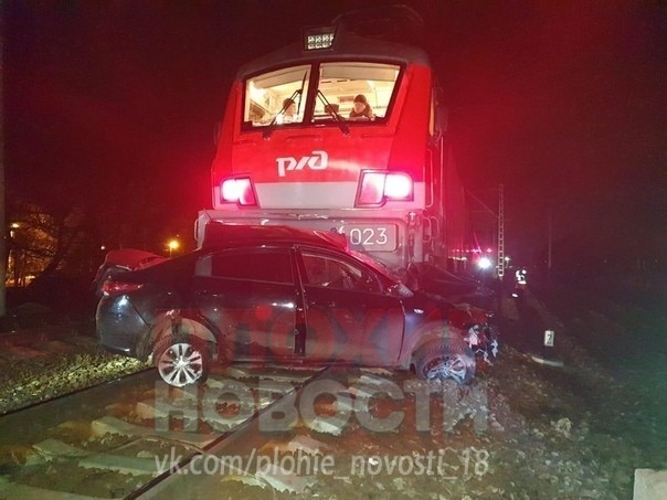 Поезд Пенза - Москва врезался в автомобиль